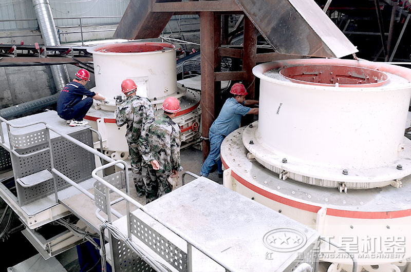 易彩堂工作人员对设备检修中 易彩堂工作人员对设备检修中