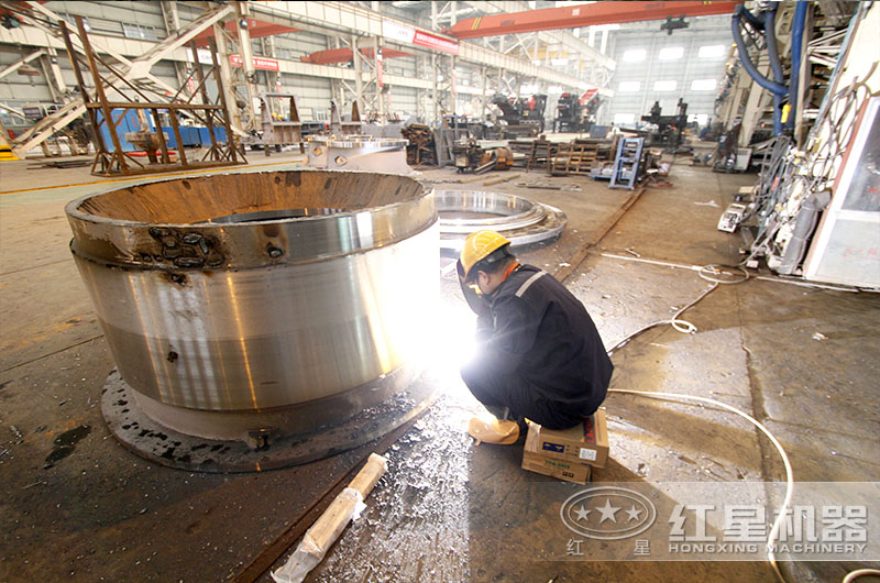 易彩堂工人认真作业中 易彩堂工人认真作业中