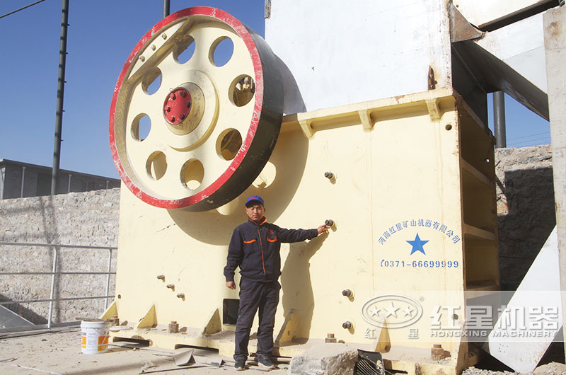大型颚式破碎机作业现场 大型颚式破碎机作业现场