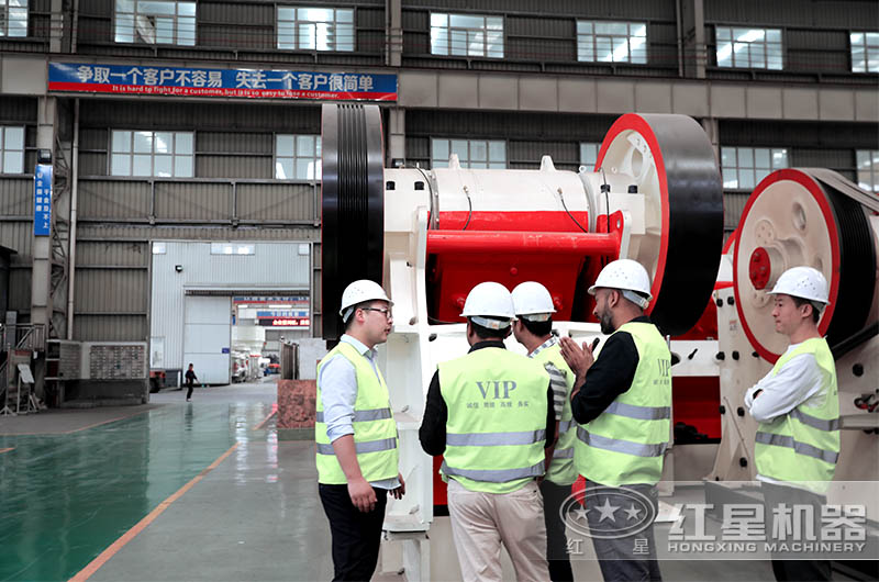 客户参观颚式破碎机 客户参观颚式破碎机