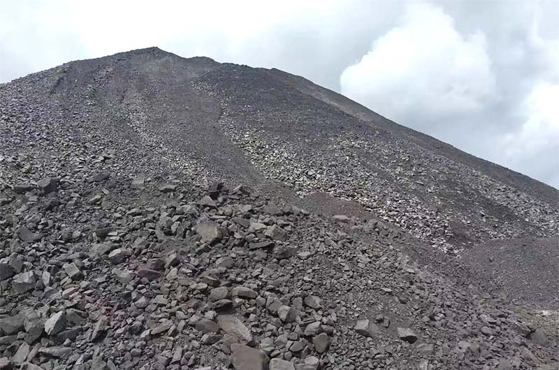 大量堆积的煤矸石会造成严重的环境污染 大量堆积的煤矸石会造成严重的环境污染