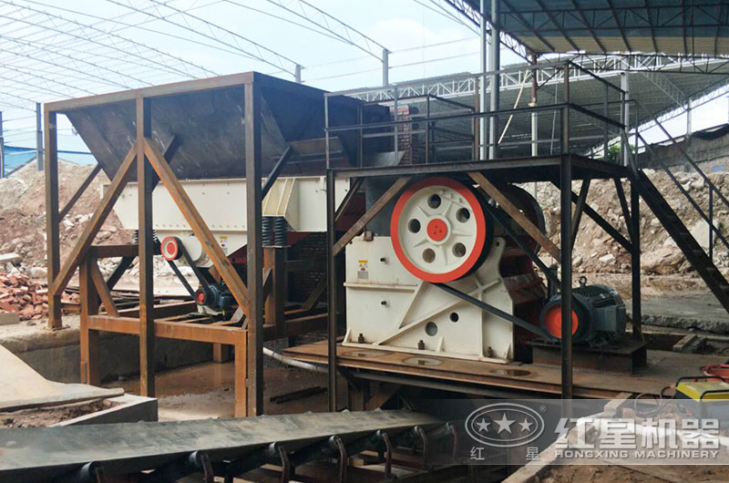 颚式破碎机工作现场图 颚式破碎机工作现场图